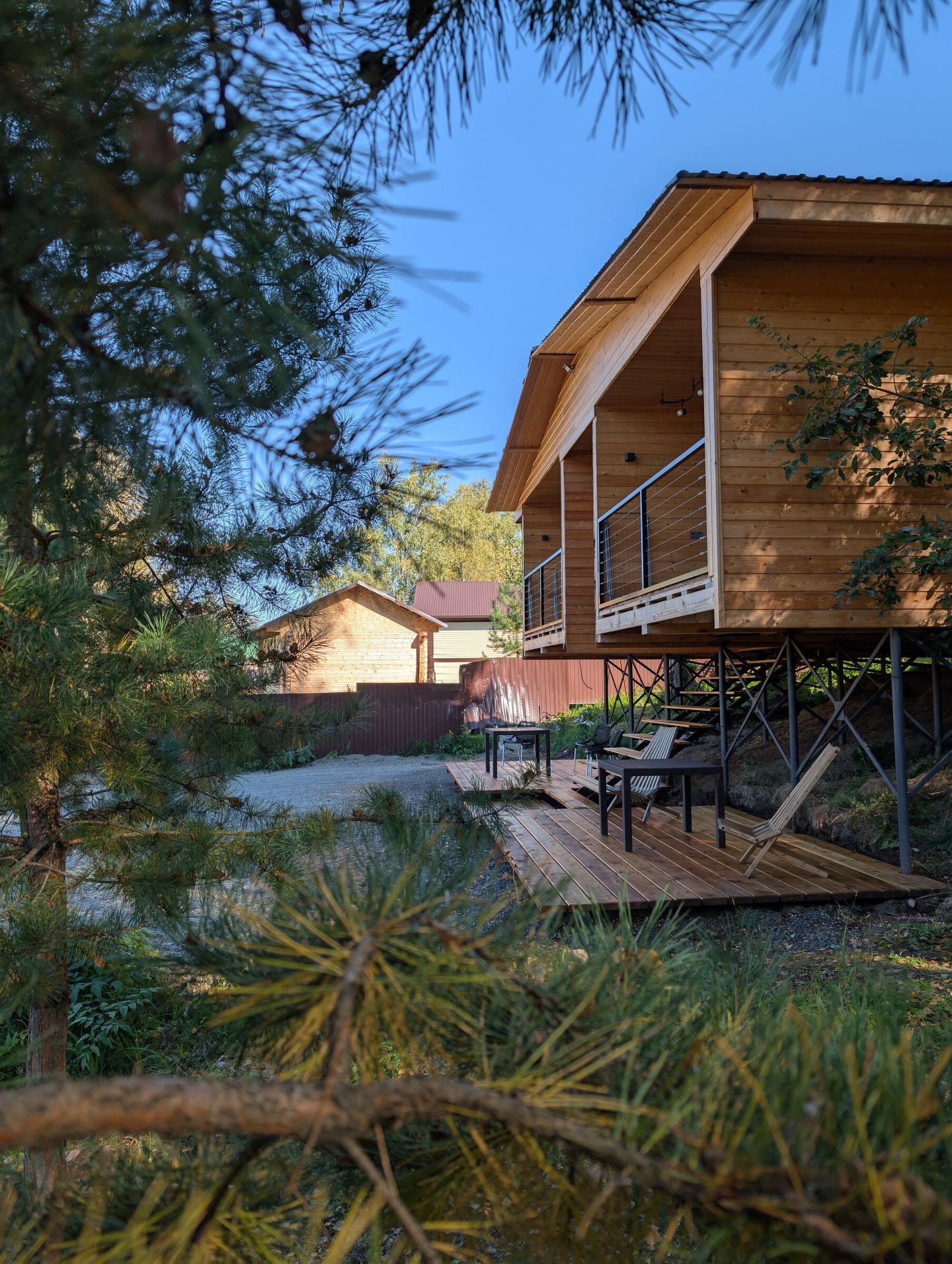 Домик с панорамными окнами и видом на горы.  - фото 9