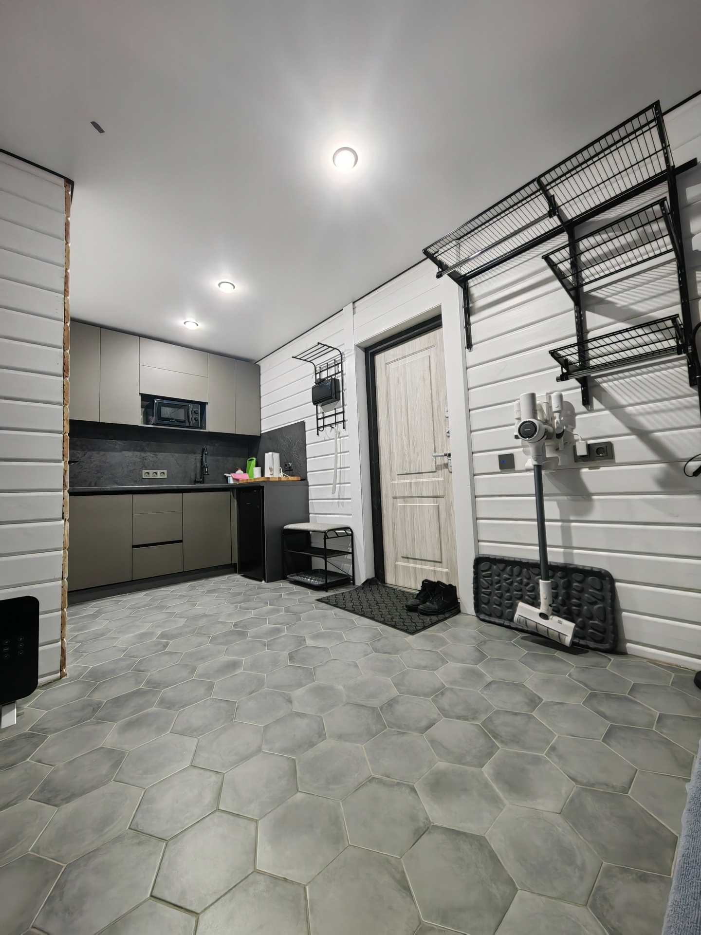 Домик с панорамными окнами и видом на горы.  - фото 15