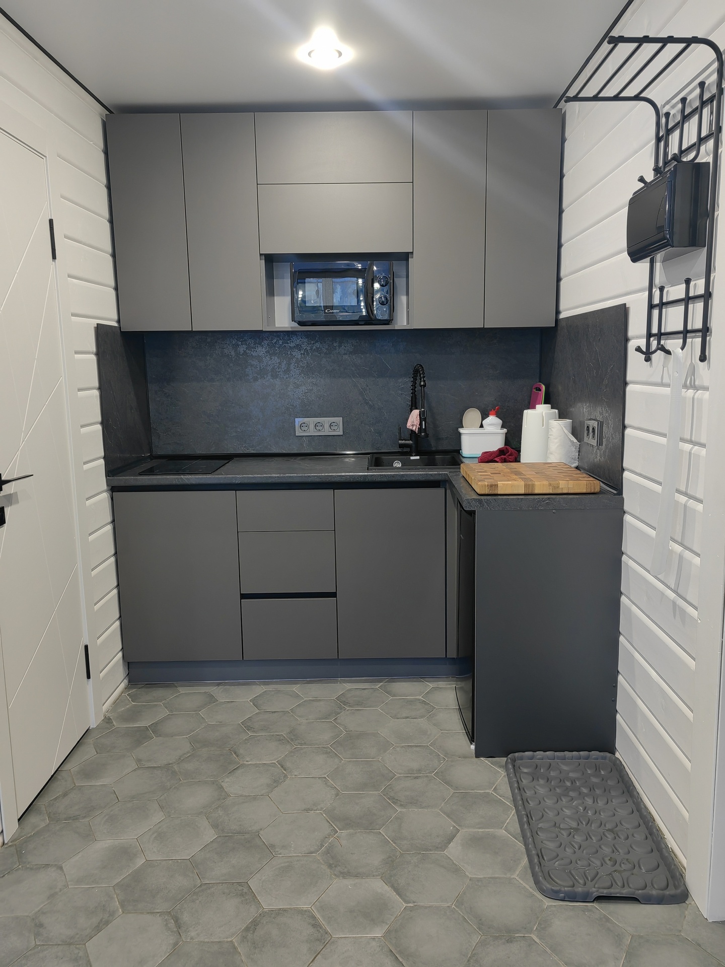 Домик с панорамными окнами и видом на горы.  - фото 25