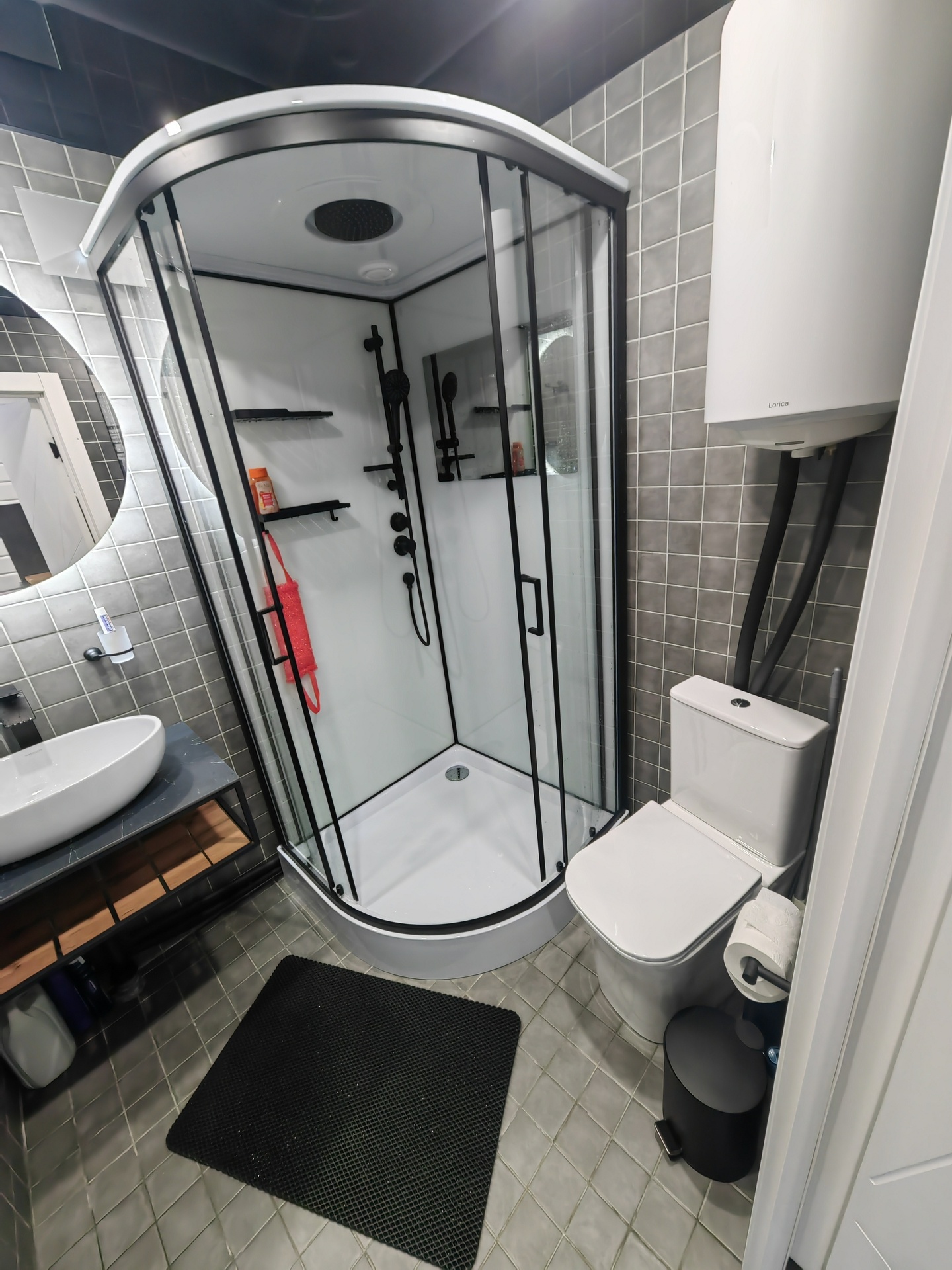 Домик с панорамными окнами и видом на горы.  - фото 27