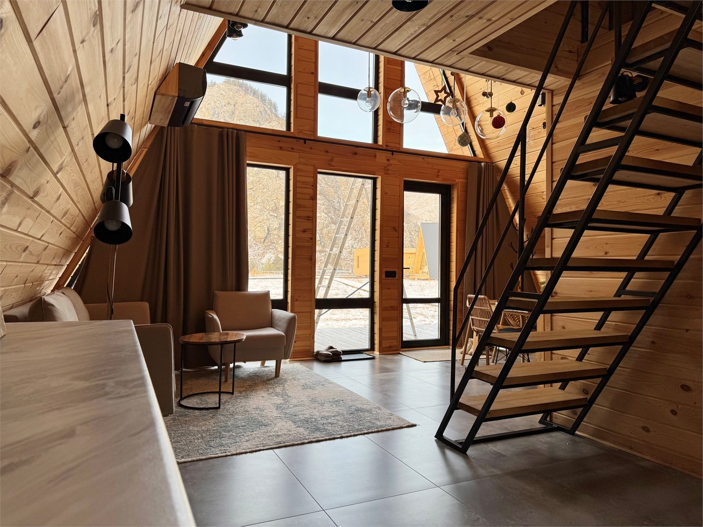 Дом А-фрейм две спальни с видом на горы - фото 5