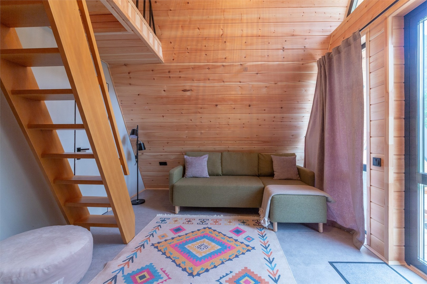 Дом А-фрейм вид на реку с одной спальней - фото 3