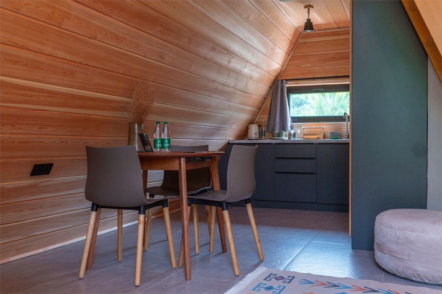 Дом А-фрейм вид на реку с одной спальней - фото 4