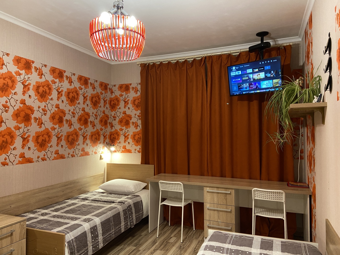 Трехместный номер с 3 односпальными кроватями с видом на горы - фото 1