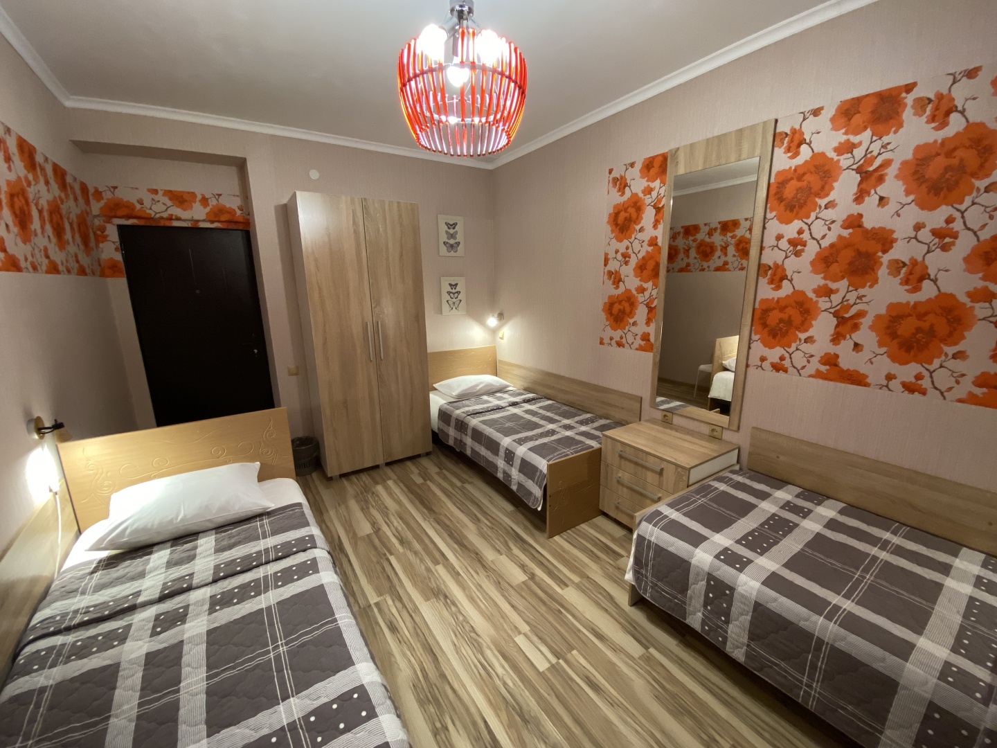 Трехместный номер с 3 односпальными кроватями с видом на горы - фото 10