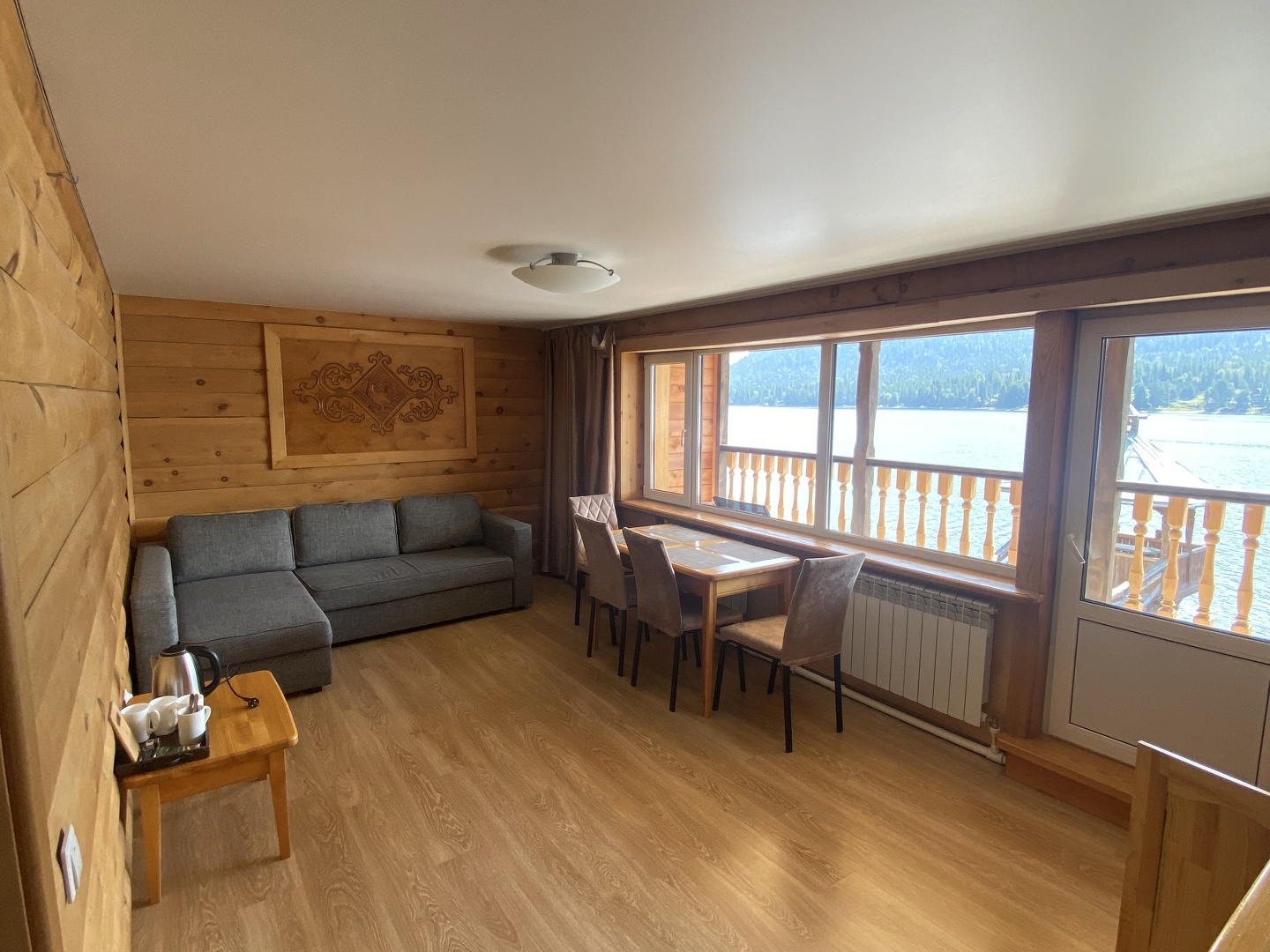 Двухкомнатный номер с балконом и видом на озеро - фото 1