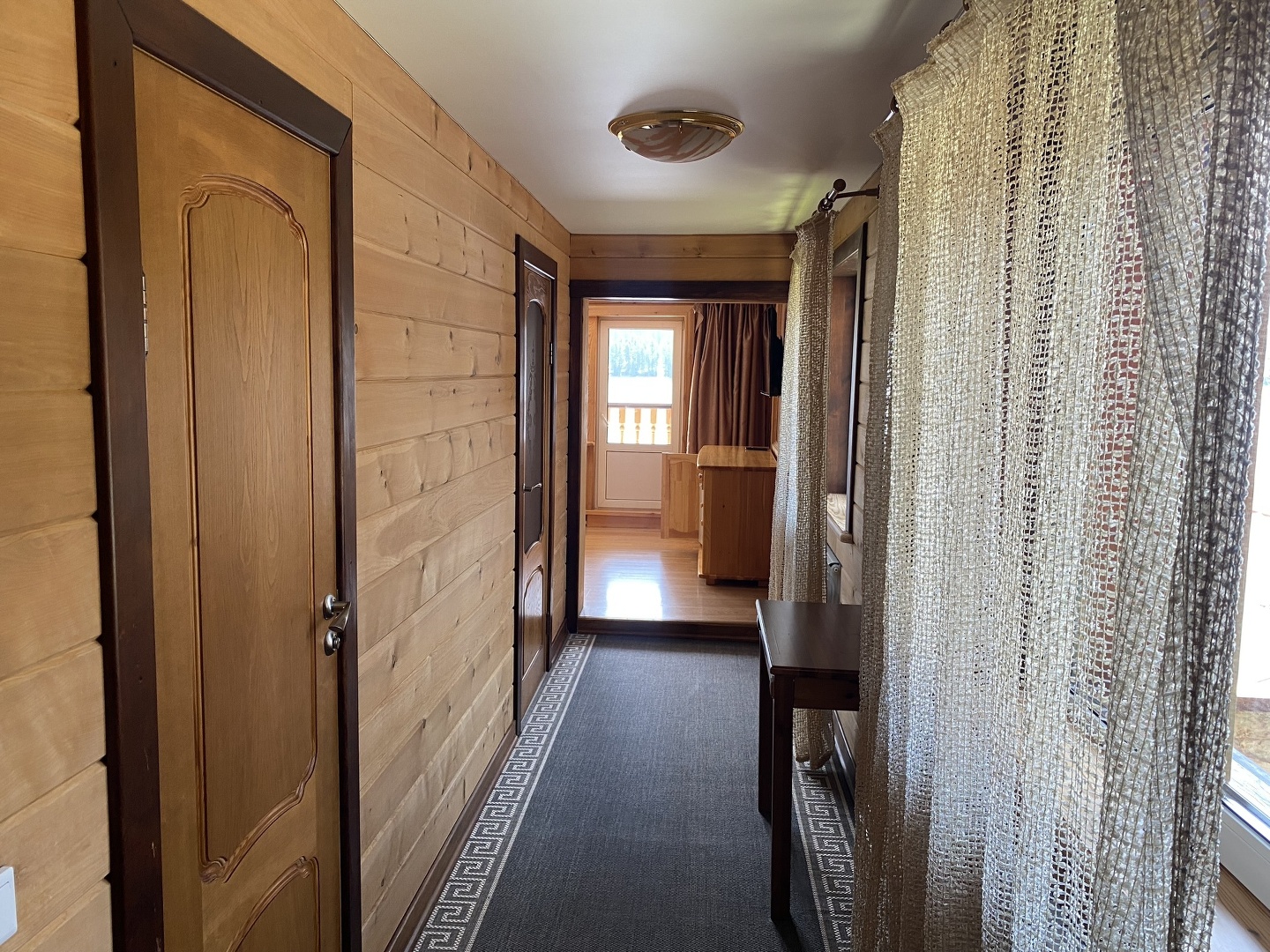 Двухкомнатный номер с балконом и видом на озеро - фото 2