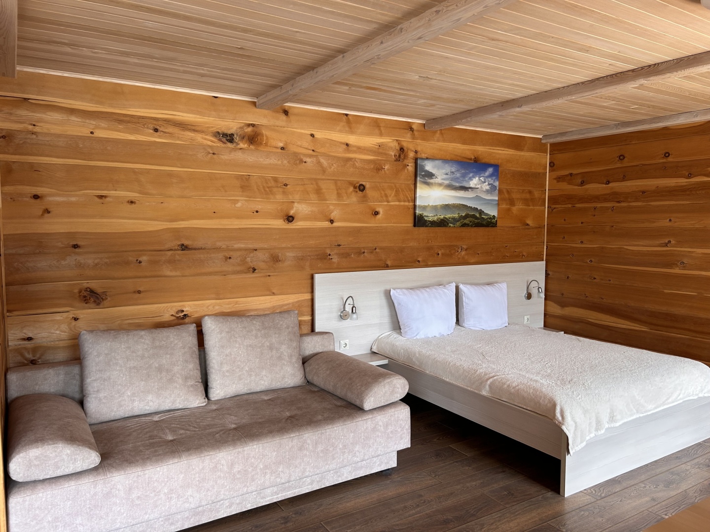 Студия с панорамными окнами и балконом с видом на озеро - фото 2