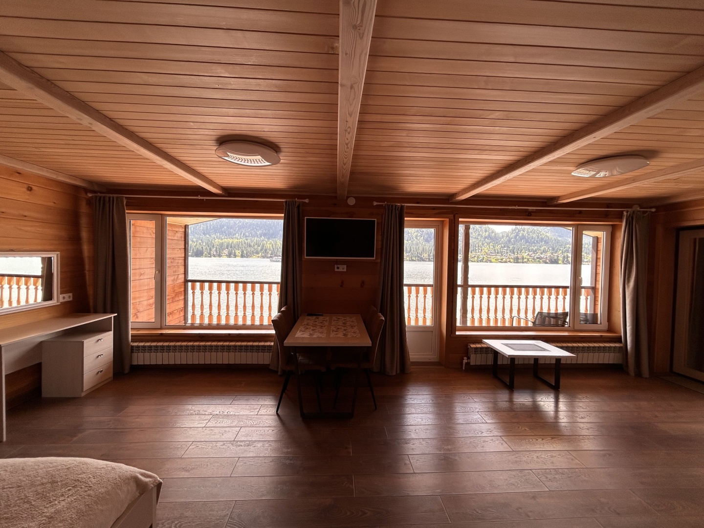 Студия с панорамными окнами и балконом с видом на озеро - фото 3