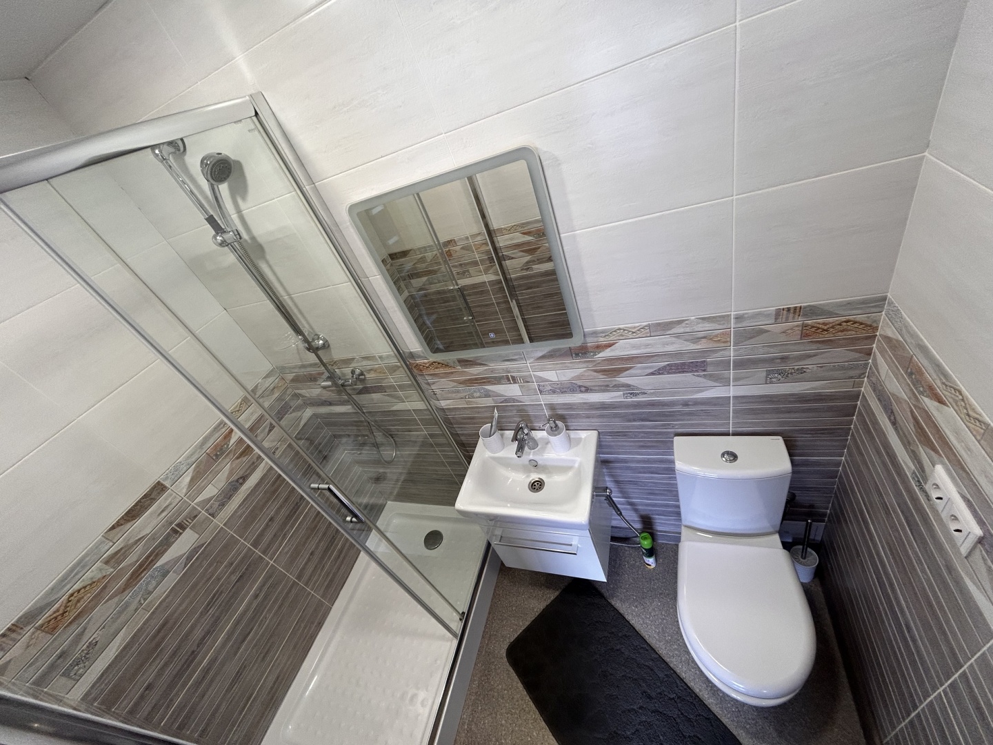 Студия с панорамными окнами и балконом с видом на озеро - фото 4