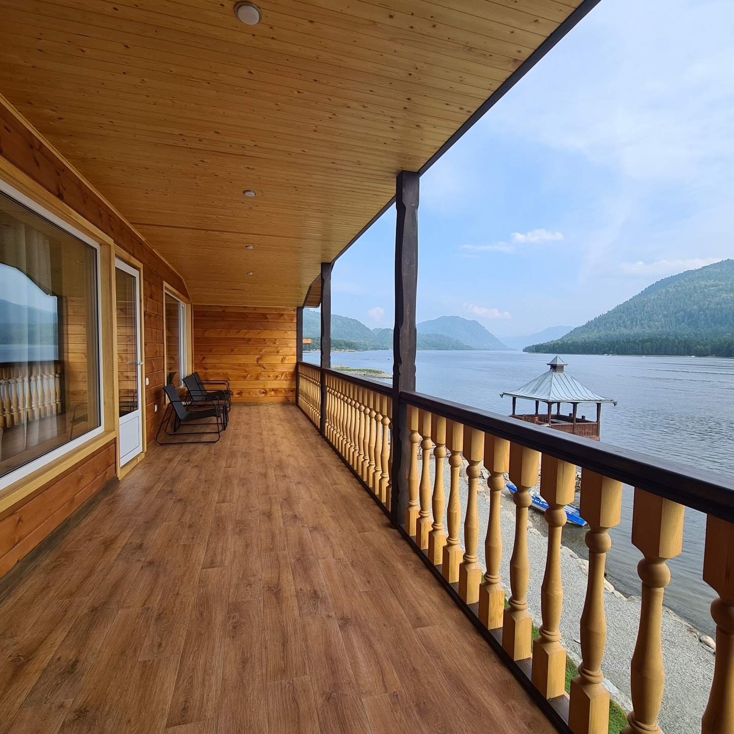 Студия с панорамными окнами и балконом с видом на озеро - фото 5