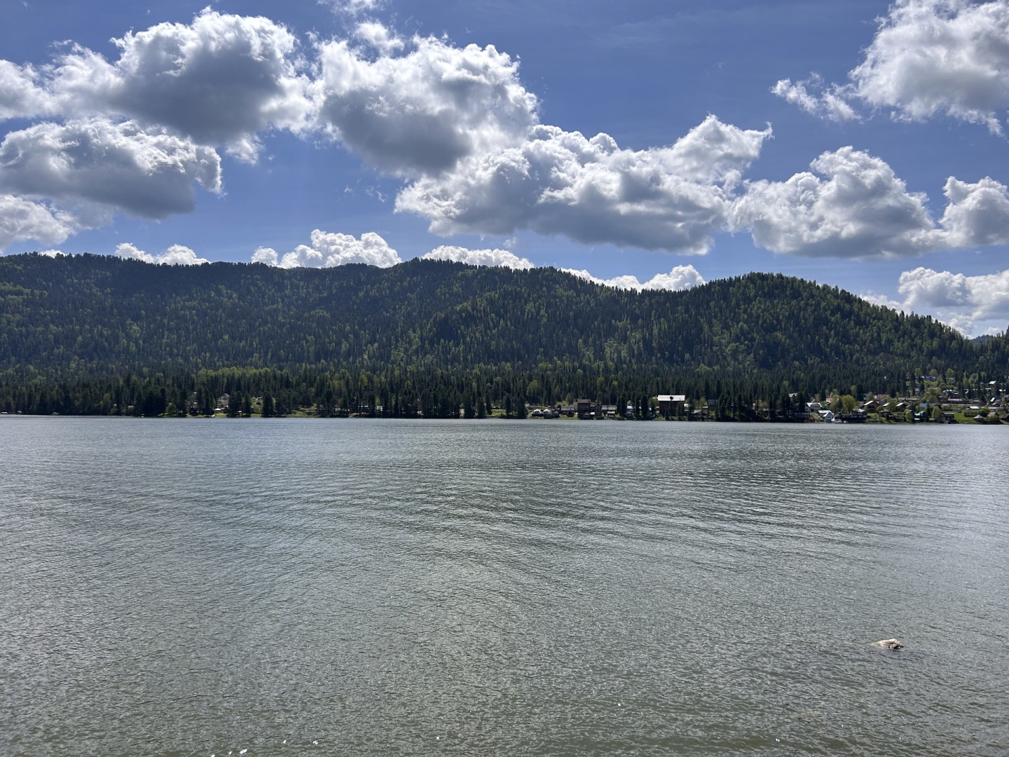 Студия с панорамными окнами и балконом с видом на озеро - фото 6