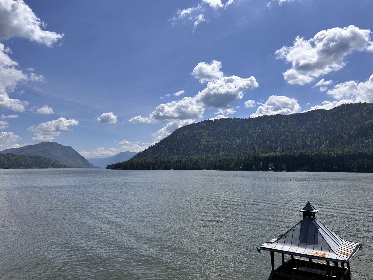 Двухкомнатный номер с панорамным окном и балконом с видом на озеро - фото 6