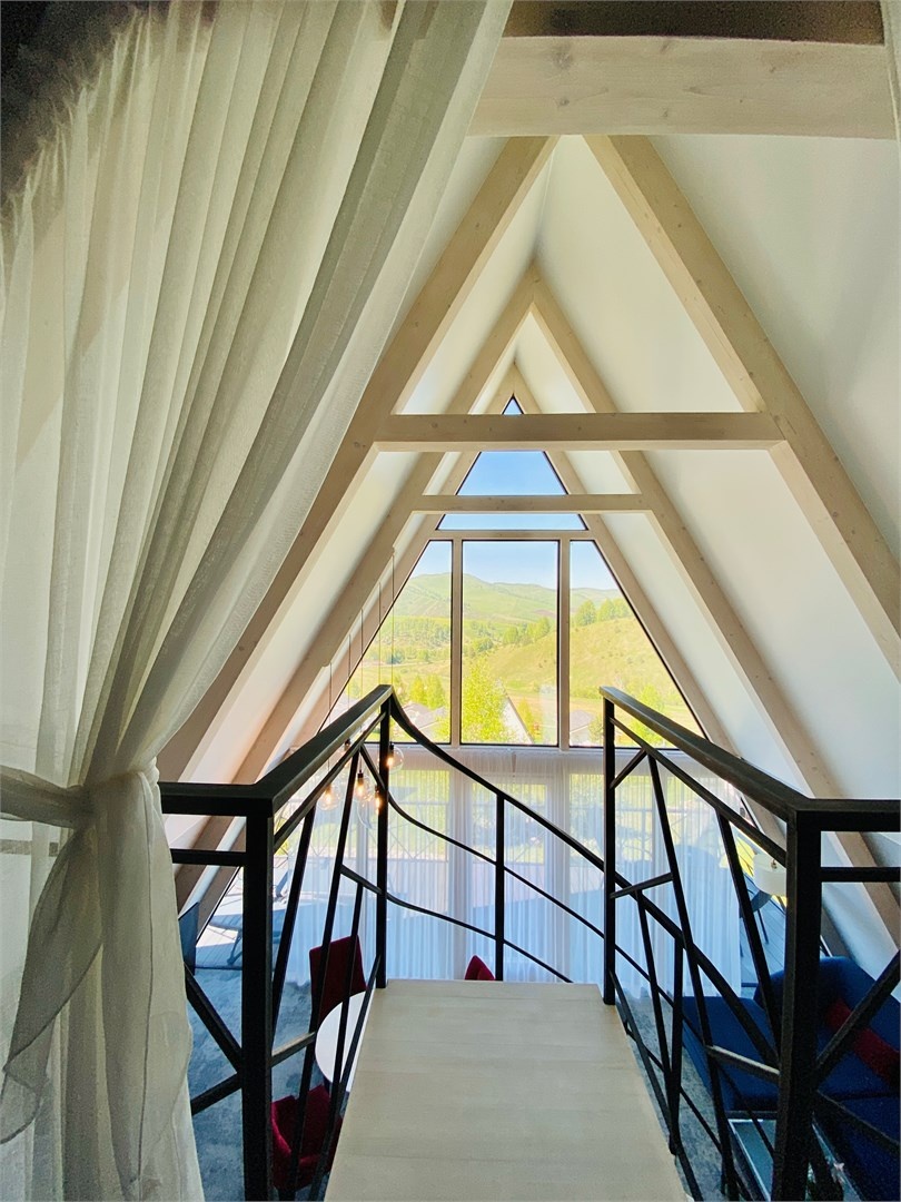 Шале с террасой и панорамным видом на горы - фото 7