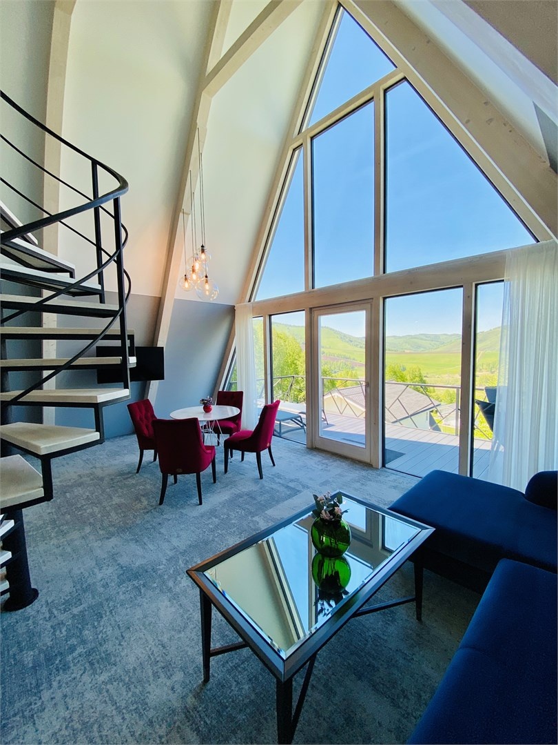 Шале с террасой и панорамным видом на горы - фото 8