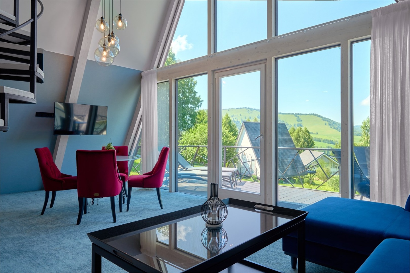 Шале с террасой и панорамным видом на горы - фото 12