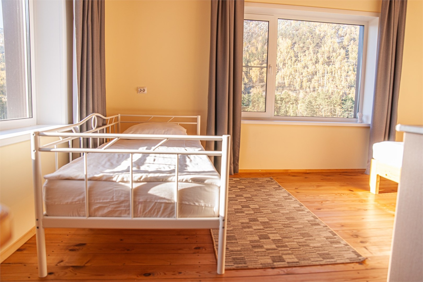 Трёхместный благоустроенный номер на берегу Катуни с кухней - фото 2