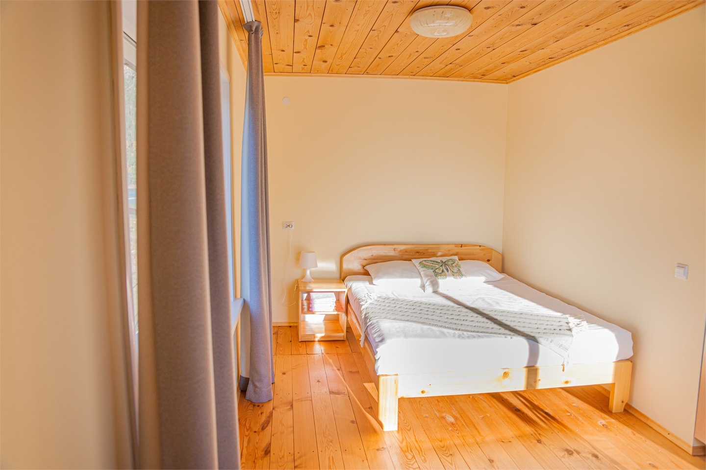 Трёхместный благоустроенный номер на берегу Катуни с кухней - фото 3