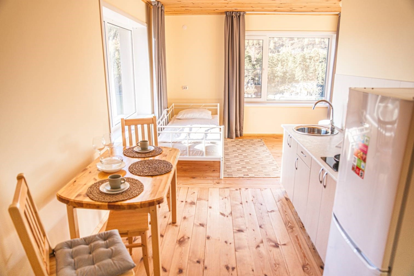 Трёхместный благоустроенный номер на берегу Катуни с кухней - фото 5