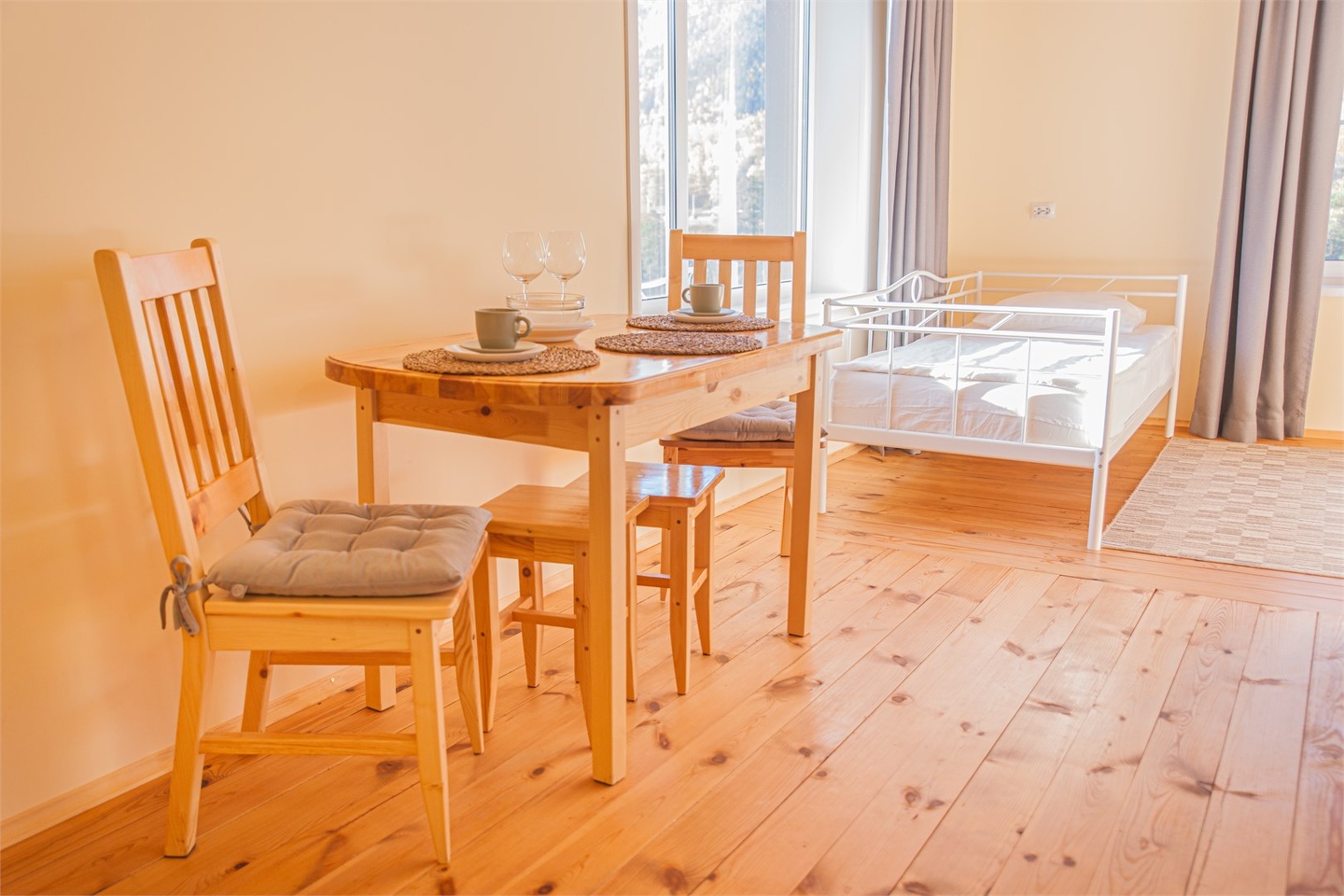 Трёхместный благоустроенный номер на берегу Катуни с кухней - фото 6