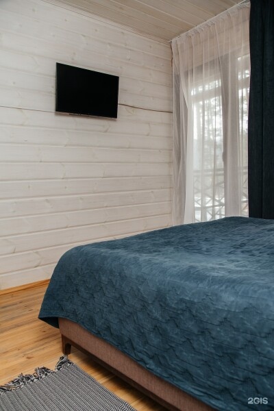 Домик на 6 человек (Дом Комфорт с видом на горы и реку со своей беседкой у озера) - фото 1