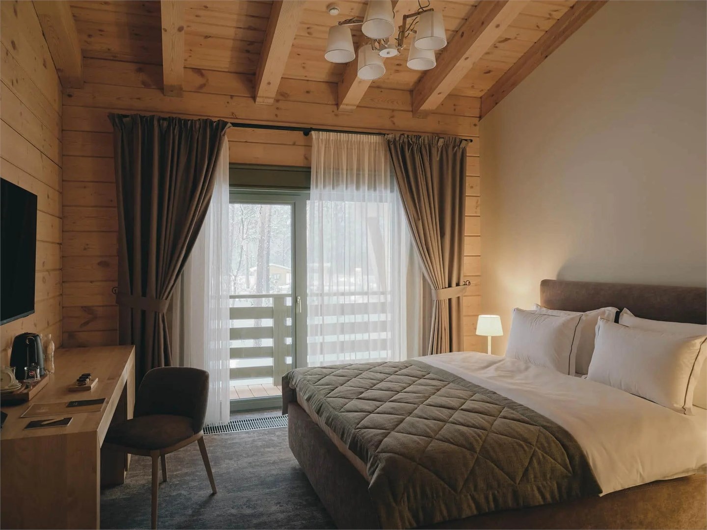 Номер Классик с двуспальной кроватью c видом на гору и балконом - фото 1