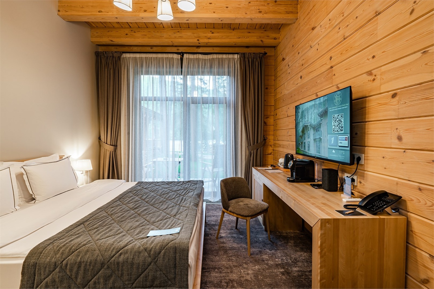 Номер Классик с двуспальной кроватью c видом на гору и балконом - фото 3