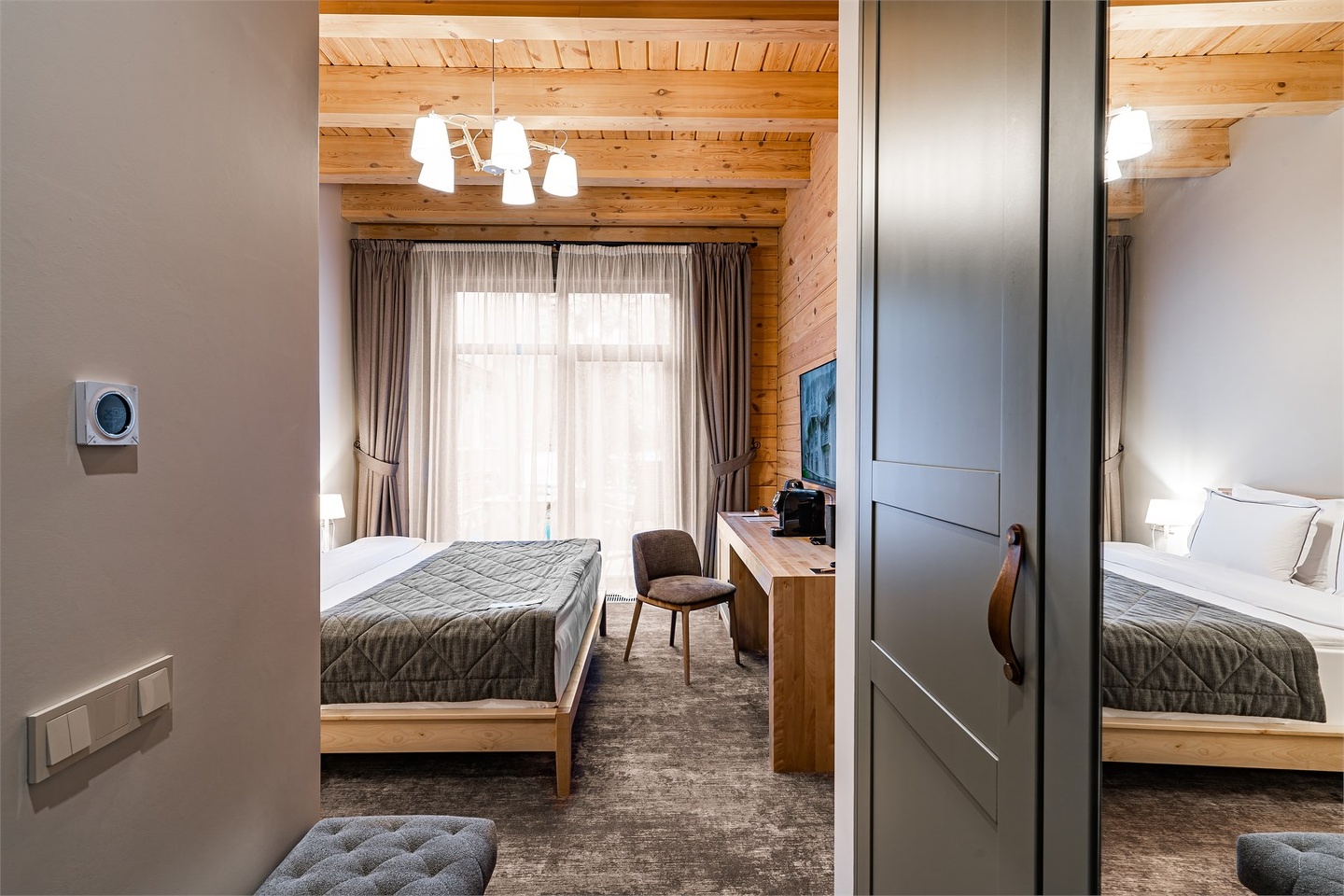 Номер Классик с двуспальной кроватью c видом на гору и балконом - фото 6