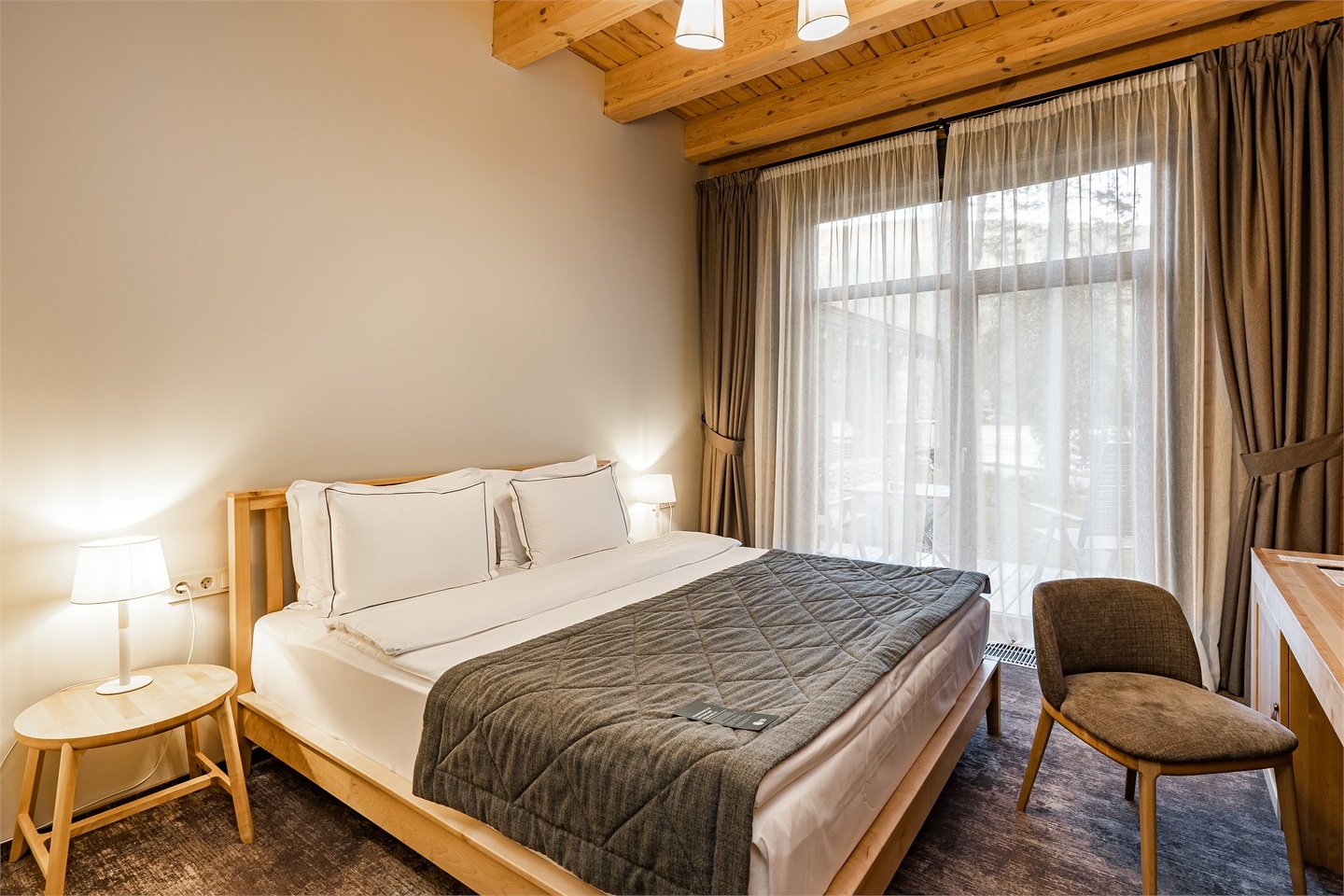 Номер Классик с двуспальной кроватью c видом на реку и балконом - фото 2