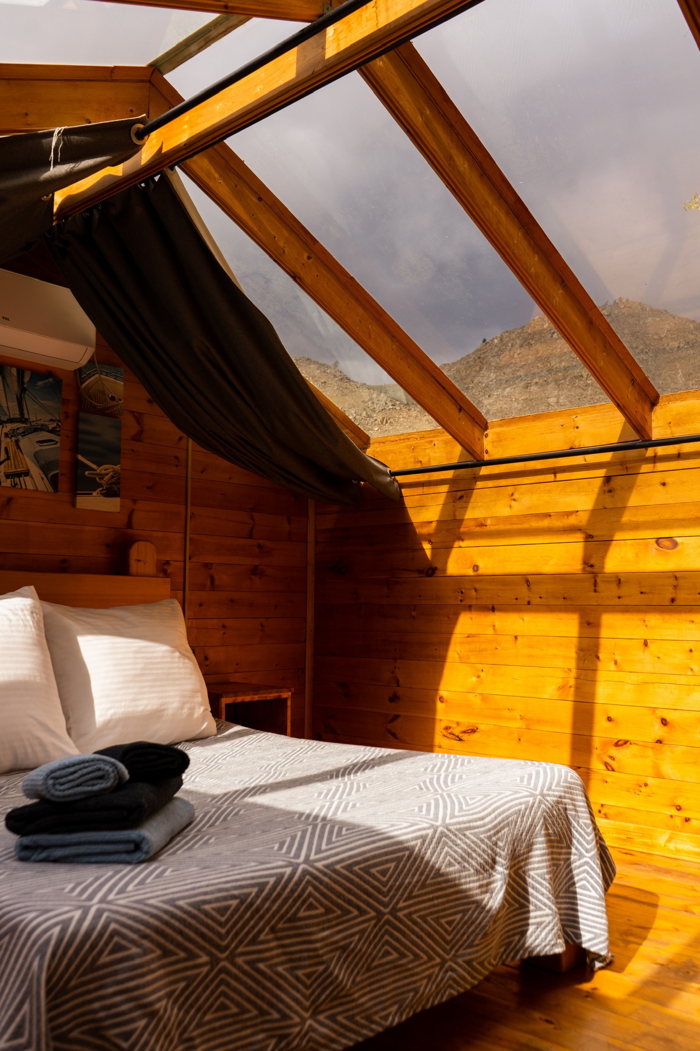 Двухэтажный дом с панорамной крышей - фото 1