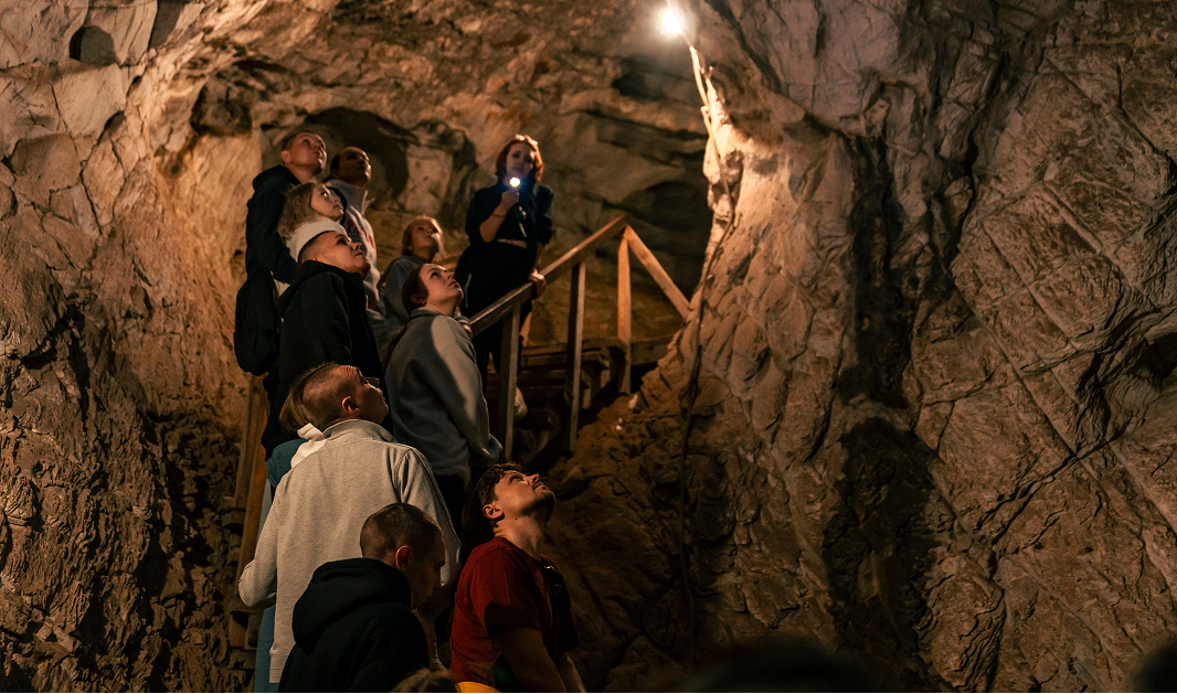 День 5. Экскурсии: Тавдинские пещеры,пасека, ГЛК «Манжерок», памятник рафтеру в с. Манжерок - фото 3